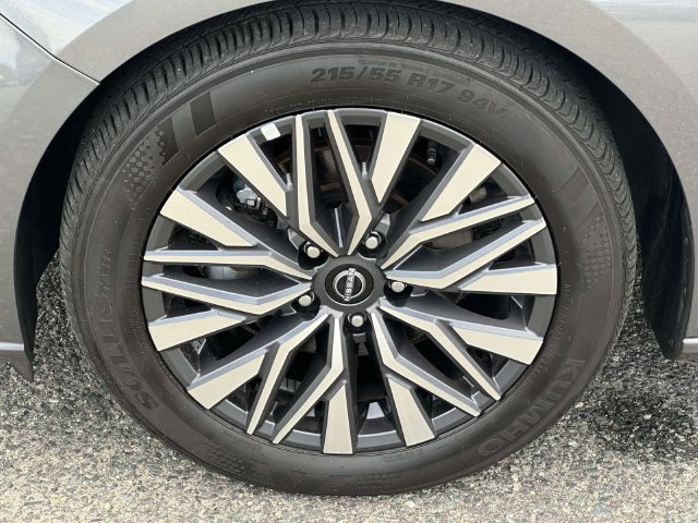 Used 2025 Nissan Altima 2.5 SV FWD image 10
