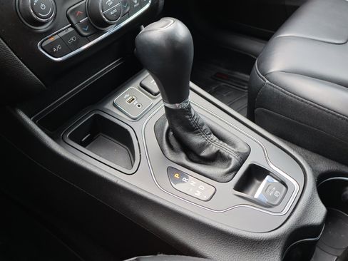 Used 2019 Jeep Cherokee Latitude Plus w/ Comfort/Convenience Group image 24