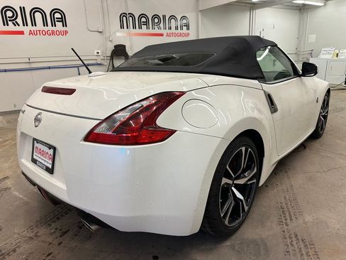 Used 2018 Nissan 370Z Touring Sport RWD image 17