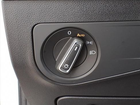 Used 2022 Volkswagen Tiguan SE w/ Panoramic Sunroof Package image 14