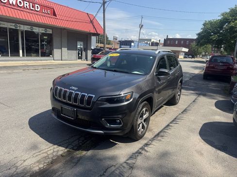 Used 2019 Jeep Cherokee Limited AWD/4WD image 2
