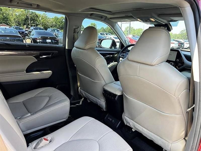 Used 2025 Toyota Highlander Limited FWD image 31