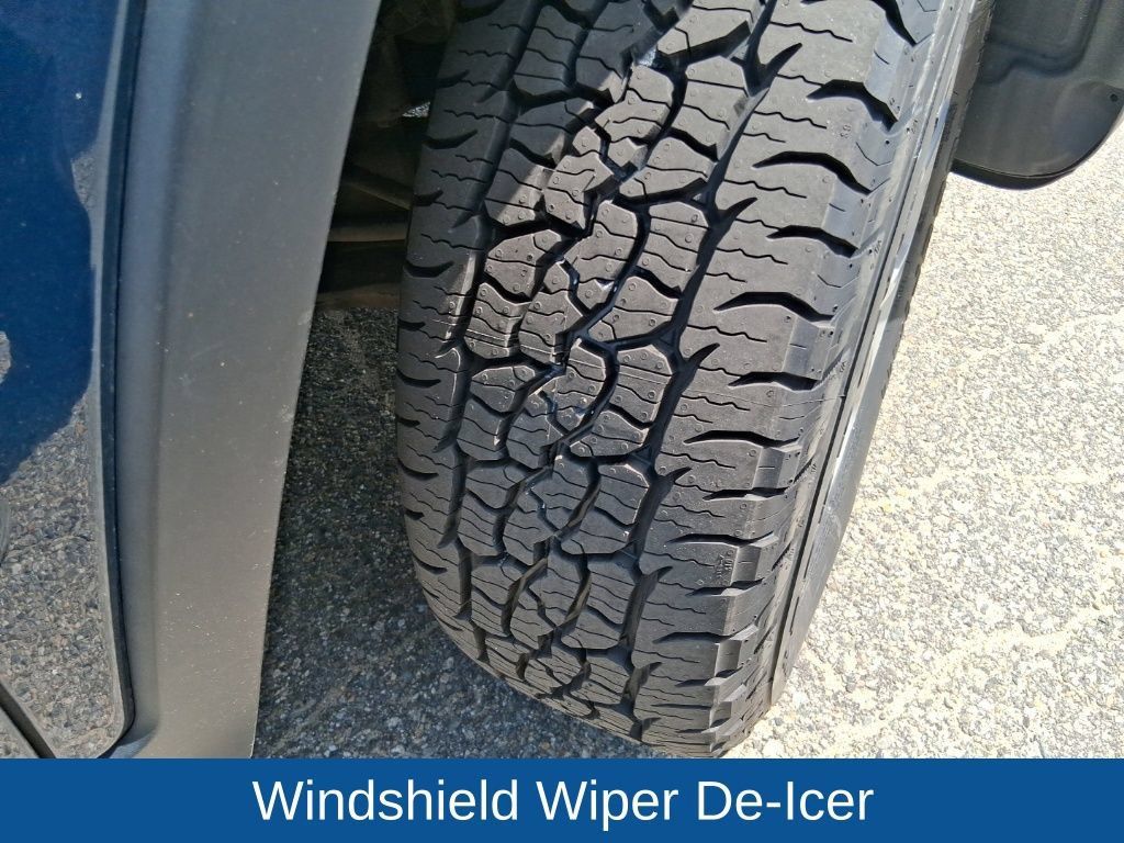 Used 2018 Jeep Cherokee Latitude w/ Cold Weather Group AWD/4WD image 20
