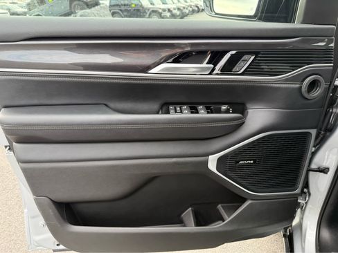 Used 2024 Jeep Wagoneer 4WD image 12