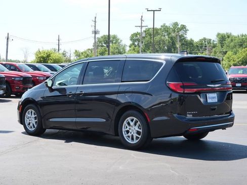 Used 2023 Chrysler Pacifica Touring-L FWD image 3