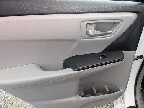 Used 2015 Toyota Camry LE image 26