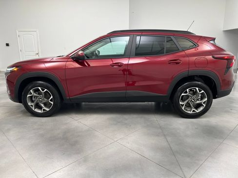 Used 2025 Chevrolet Trax LT w/ LT Convenience Package FWD image 5