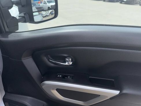 Used 2018 Nissan Titan SV w/ SV Convenience Package AWD/4WD image 35