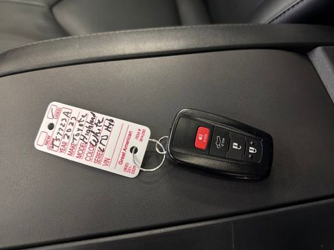 Used 2023 Toyota Highlander Limited image 30