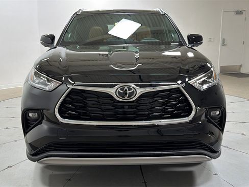 New 2026 Toyota Highlander Platinum image 2