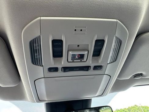 Used 2022 Toyota Highlander Limited FWD image 26