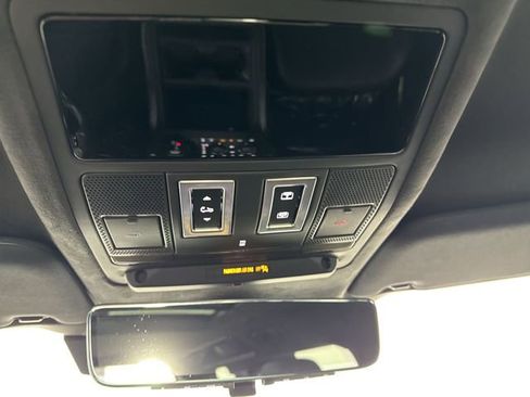 Used 2025 Land Rover Defender 110 AWD/4WD image 9