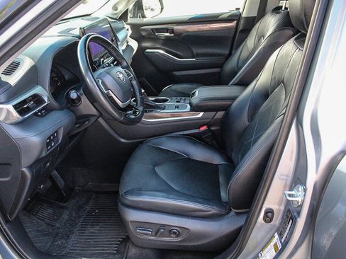 Used 2023 Toyota Highlander Platinum FWD image 9