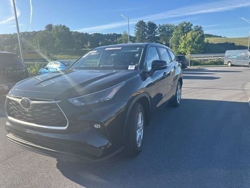Used 2024 Toyota Highlander LE FWD image 3
