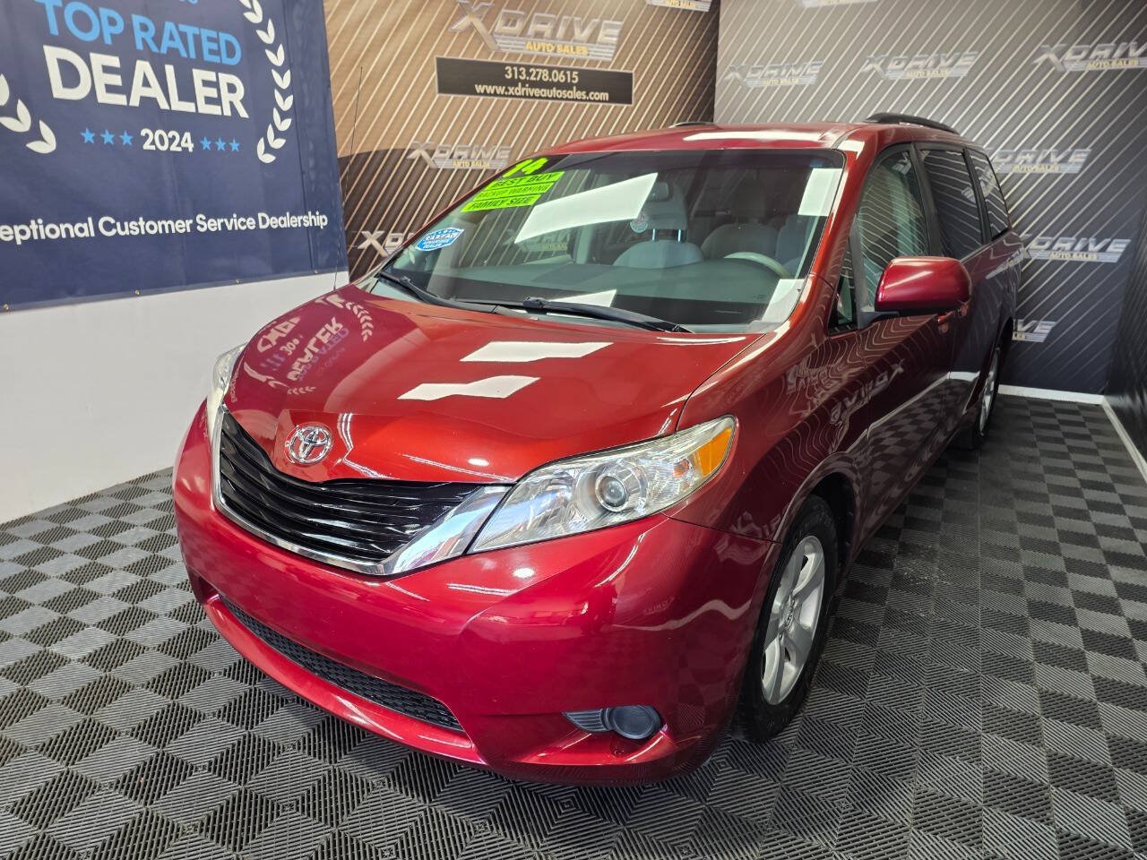 Used 2014 Toyota Sienna LE FWD image 2