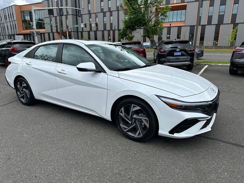 Certified 2025 Hyundai Elantra Limited FWD image 8