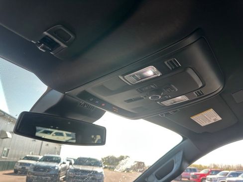 Used 2025 GMC Yukon XL Denali AWD/4WD image 19