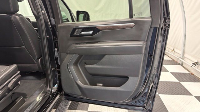 Used 2025 Chevrolet Suburban Z71 AWD/4WD image 32