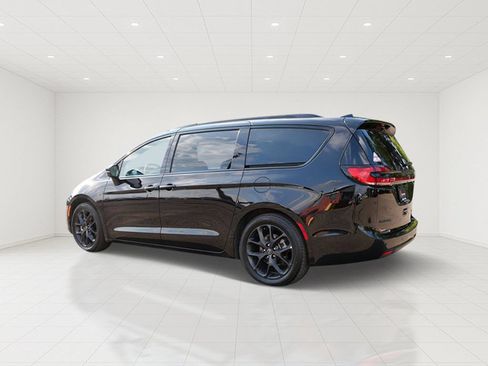 Used 2025 Chrysler Pacifica Limited FWD image 4