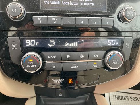 Used 2016 Nissan Rogue SV image 25