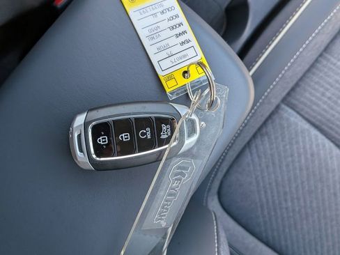 Used 2025 Hyundai Venue Limited FWD image 19
