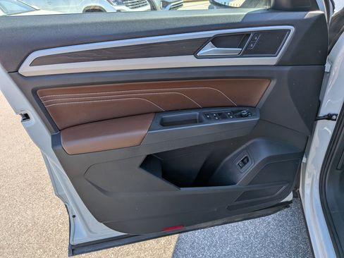 Used 2023 Volkswagen Atlas SE w/ Panoramic Sunroof Package image 11