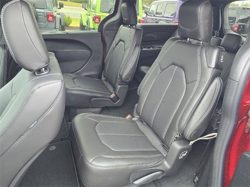 New 2026 Chrysler Pacifica Select image 6