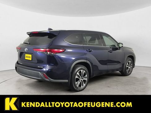Used 2022 Toyota Highlander XLE AWD/4WD image 5