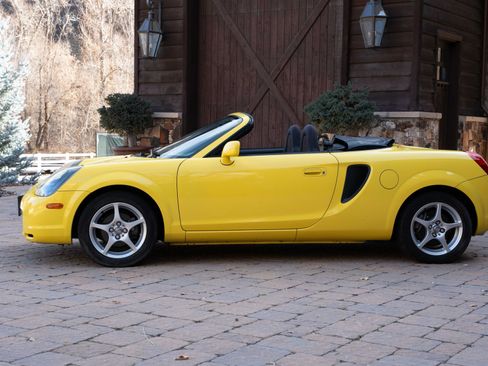 Used 2001 Toyota MR2 RWD image 13