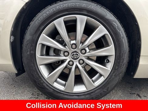 Used 2015 Toyota Camry XLE w/ Advanced Technology Package image 10