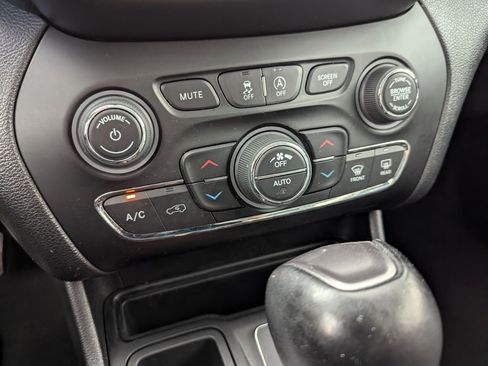 Used 2020 Jeep Cherokee Limited image 44