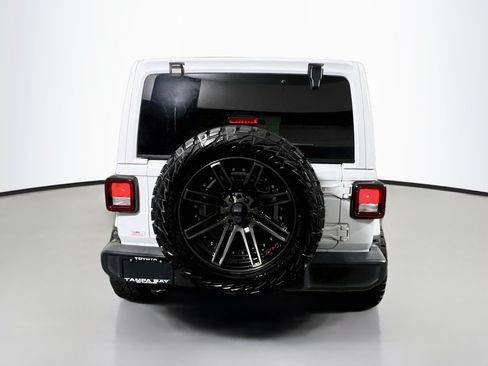 Used 2018 Jeep Wrangler Unlimited Sahara AWD/4WD image 6