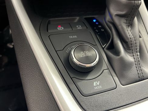 Used 2025 Toyota RAV4 XLE AWD/4WD image 33