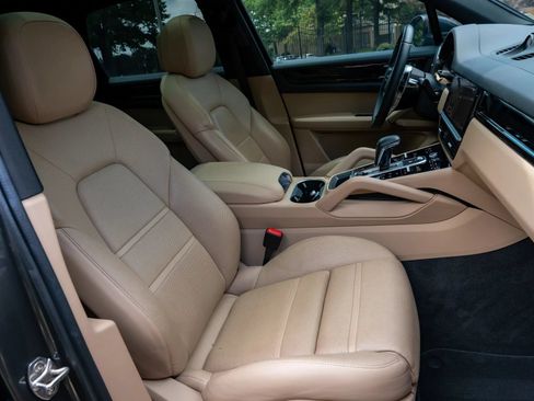 Used 2021 Porsche Cayenne AWD/4WD image 17