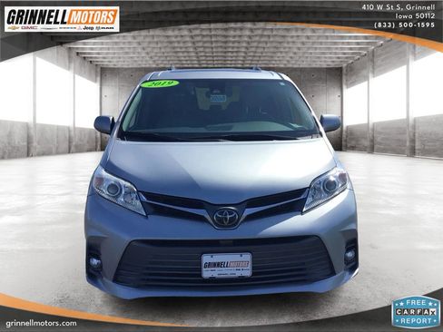 Used 2019 Toyota Sienna XLE w/ Carpet Mat Package FWD image 2