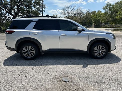 Used 2024 Nissan Pathfinder SV image 5
