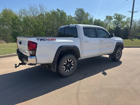 Used 2019 Toyota Tacoma TRD Off-Road image 4