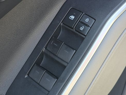 Used 2020 Toyota Highlander XLE image 26