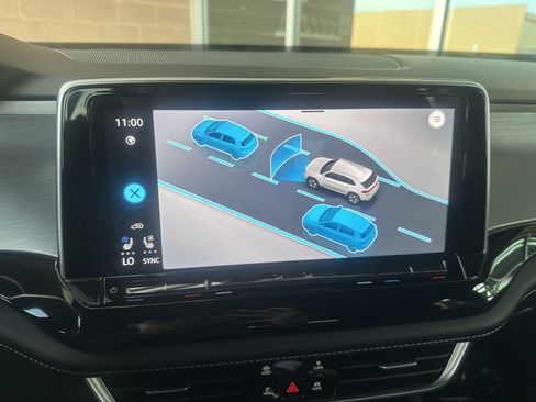 Used 2024 Volkswagen Atlas Cross Sport SE w/ Panoramic Sunroof Package FWD image 23