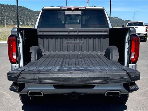 Used 2024 GMC Sierra 1500 AT4 w/ Technology Package AWD/4WD image 18