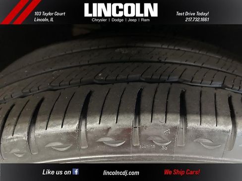 Used 2024 GMC Terrain SLT image 32