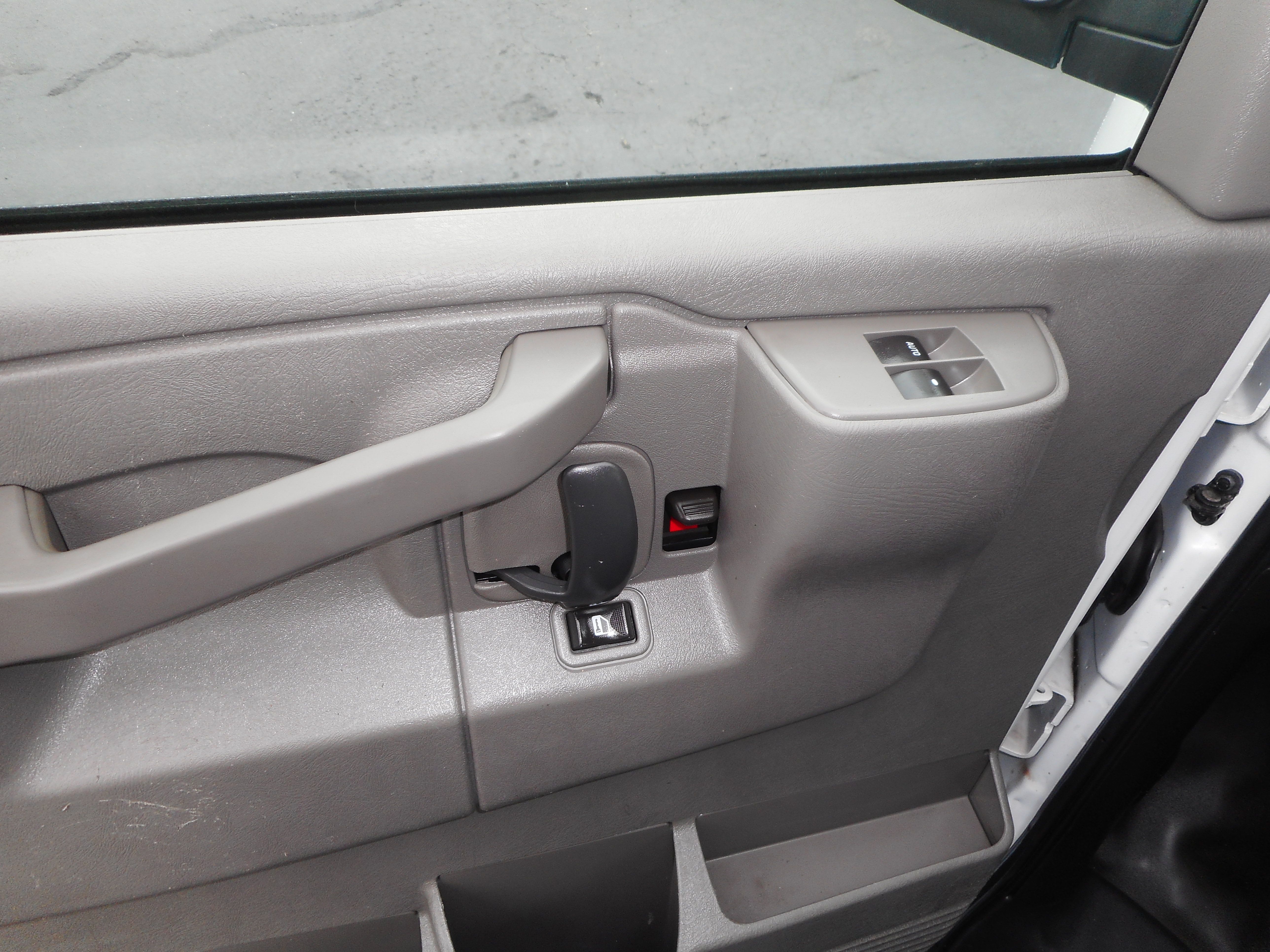 Used 2016 Chevrolet Express 2500 RWD image 15