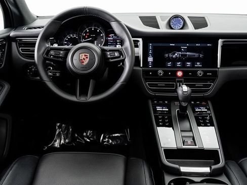 Used 2025 Porsche Macan image 17