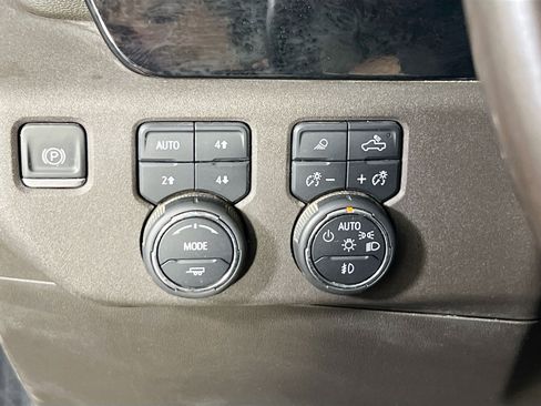 Used 2022 Chevrolet Silverado 1500 LTZ w/ LTZ Convenience Package II AWD/4WD image 10