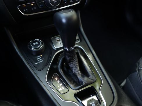 Used 2020 Jeep Cherokee Limited AWD/4WD image 22