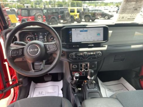 Used 2024 Jeep Gladiator Sport AWD/4WD image 18