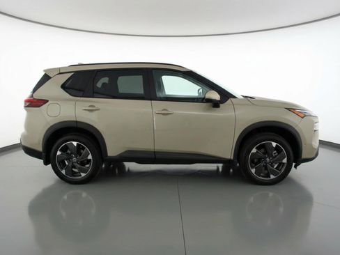 Used 2025 Nissan Rogue SV FWD image 11