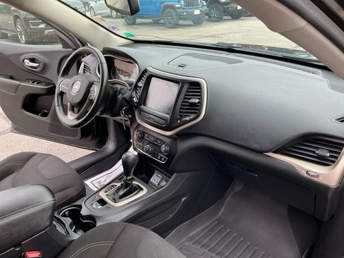Used 2016 Jeep Cherokee Latitude w/ Cold Weather Group FWD image 21
