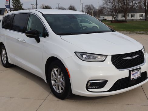 Used 2024 Chrysler Pacifica Touring-L image 4