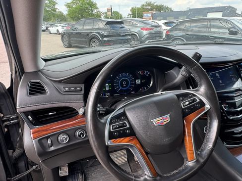 Used 2017 Cadillac Escalade Luxury AWD/4WD image 11